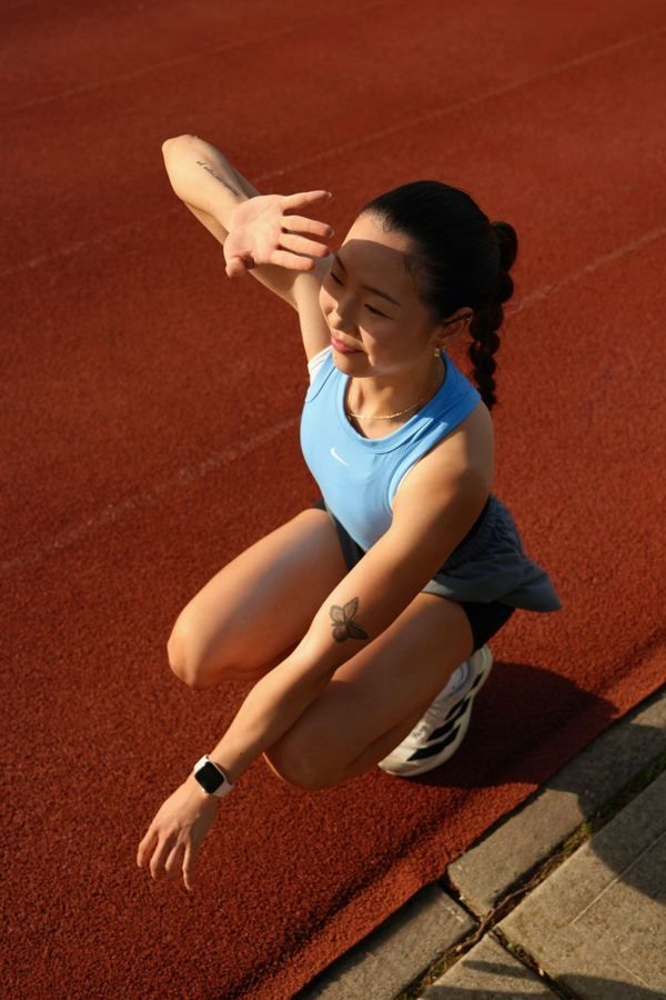 Jules crouching on the running track
