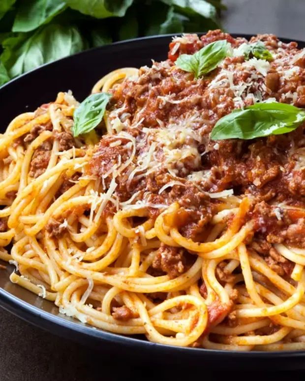 Spaghetti bolognese with basil