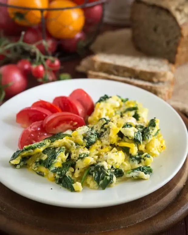 Spinach scrambled eggs with cherry tomatoes